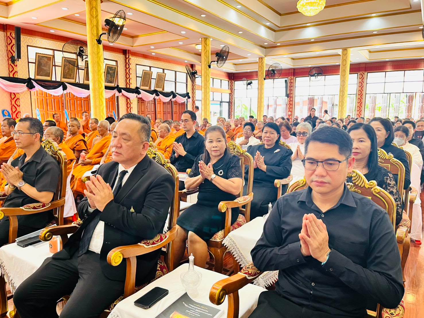 title - วันที่ 26 มิถุนายน 2569 เวลา 15.00 น. นายวิทูล ประดิษฐบุญ ปฏิรูปที่ดินจังหวัดปราจีนบุรี มอบหมายให้ ข้าราชการ และเจ้าหน้าที่ ส.ป.ก.ปราจีนบุรี ร่วมพิธีสวดพระพุทธมนต์ และเจริญจิตภาวนา เพื่อน้อมอุทิศถวายเป็นพระราชกุศลแด่ สมเด็จพระนางเจ้าสิริกิติ์  พระบรมราชินีนาถ พระบรมราชชนนีพันปีหลวง และถวายเป็นพระกุศลแด่ สมเด็จพระเจ้าลูกเธอ เจ้าฟ้าพัชรกิติยาภา นเรนทิราเทพยวดี กรมหลวงราชสาริณีสิริพัชร มหาวัชรราชธิดา